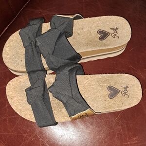 Reef Women's Black and Tan Sandals